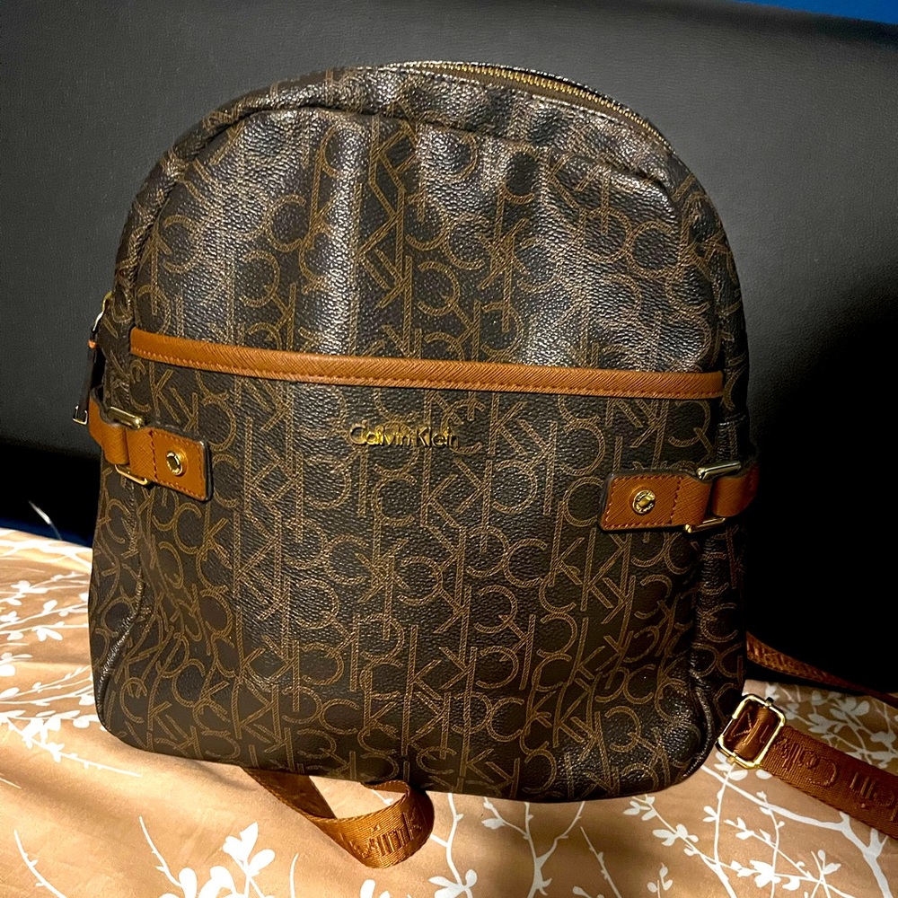 Minor wear. No tears or stains. In very good condition!